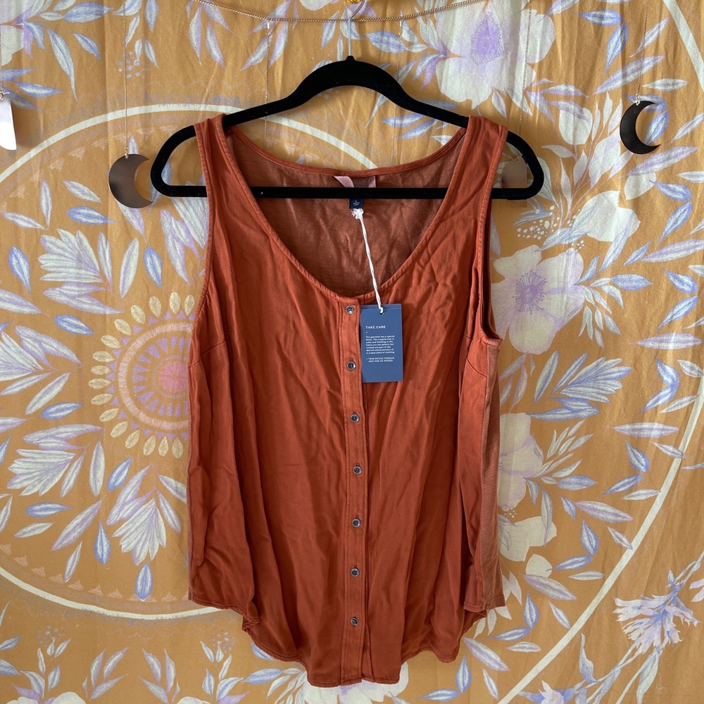 Long Universal Thread button tank top